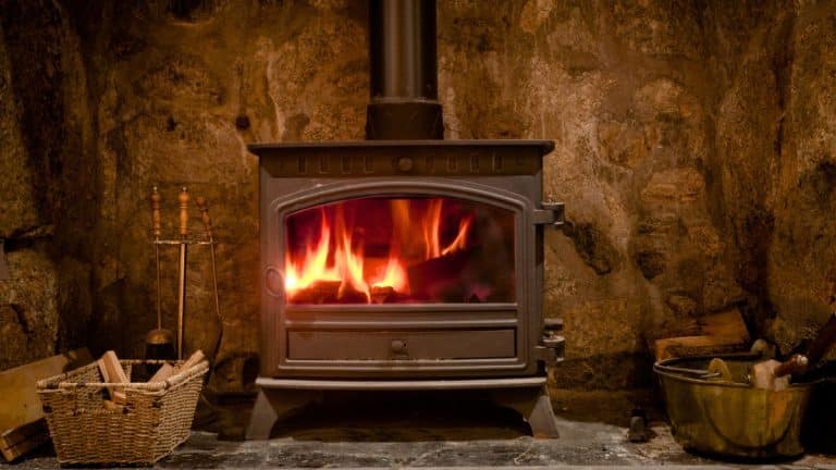 Poêle à bois : 80 % négligent l’entretien annuel, facture en hausse et risques accrus