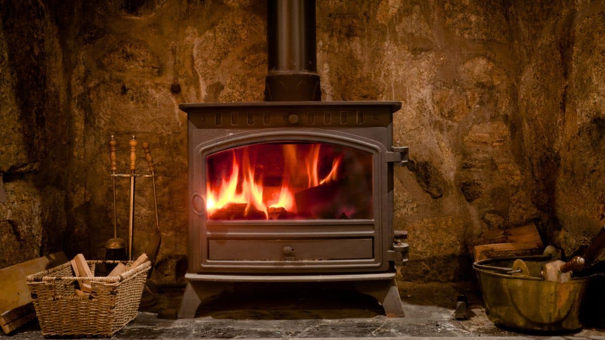 Poêle à bois : 80 % négligent l’entretien annuel, facture en hausse et risques accrus