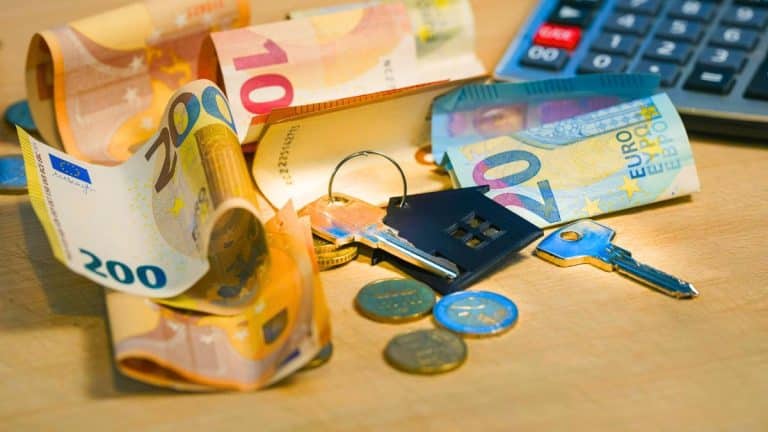 Retraites : pourquoi les pensions des fonctionnaires sont payées avant Noël et celles du privé en janvier