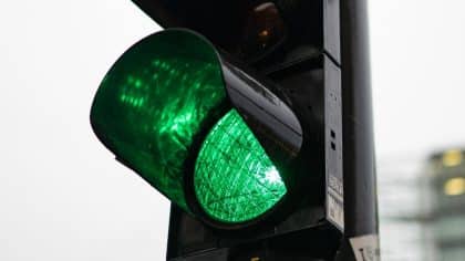 Amende de 750 euros au feu vert : le Code de la route interdit de démarrer si vous voyez ça