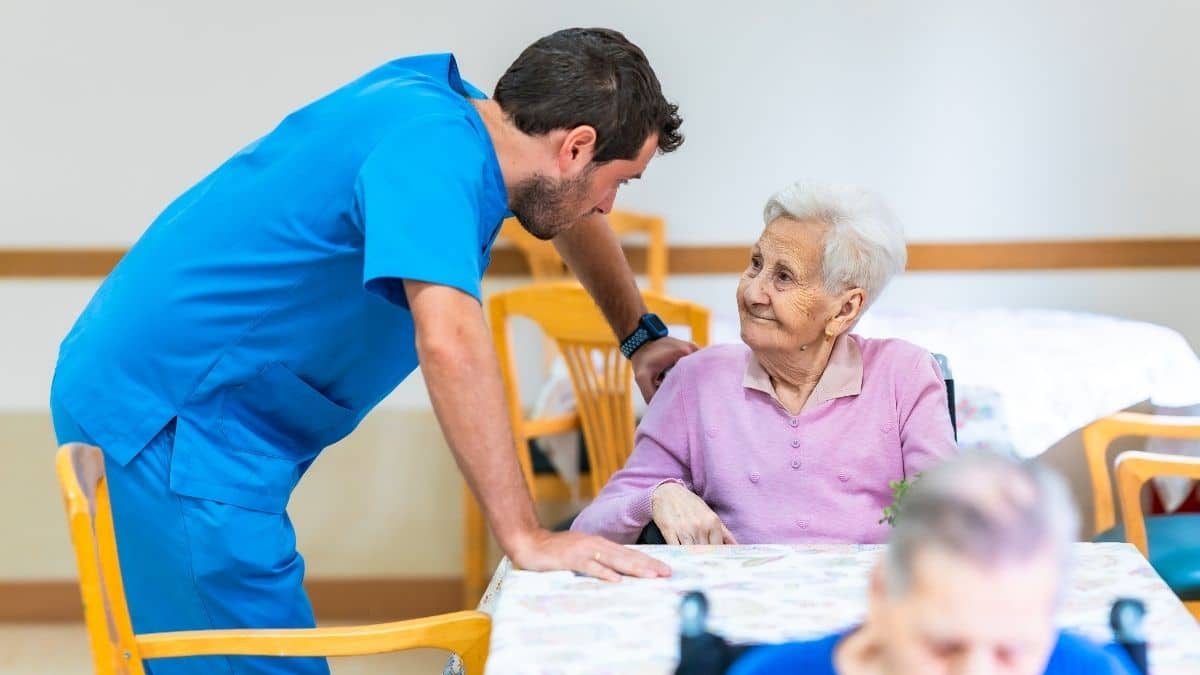 Crédit d’impôt Ehpad supprimé: la réforme absente du budget 2026 alourdit la facture des familles