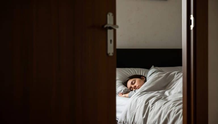 DivertissonsNous - Dormir la porte ouverte : cette habitude nocturne révèle des traits précis de votre personnalité