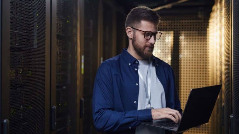 Ingénieur Cloud : ce métier affiche le plus haut taux de bonheur au travail et attire une majorité d'hommes