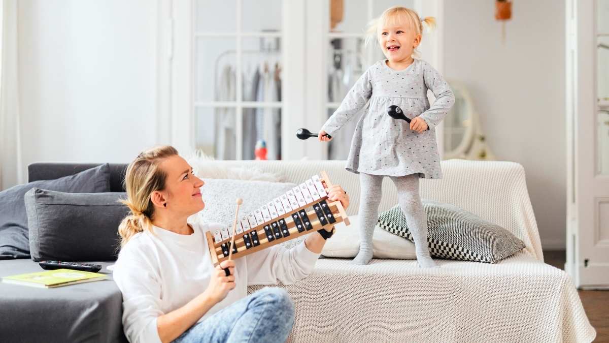 Living room rugs are out in 2026: a visual trick makes rooms look bigger without placing anything on the floor