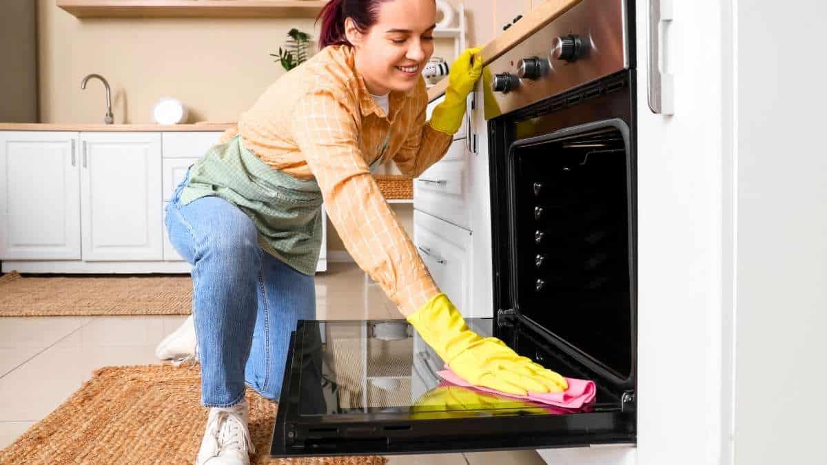 Nettoyer le four: l'astuce avec une tablette de lave-vaisselle fait le tour du web, efficace contre graisses et odeurs