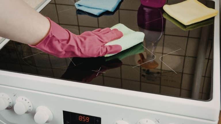 Plaque de cuisson : comment atténuer les rayures et retrouver une surface brillante ?