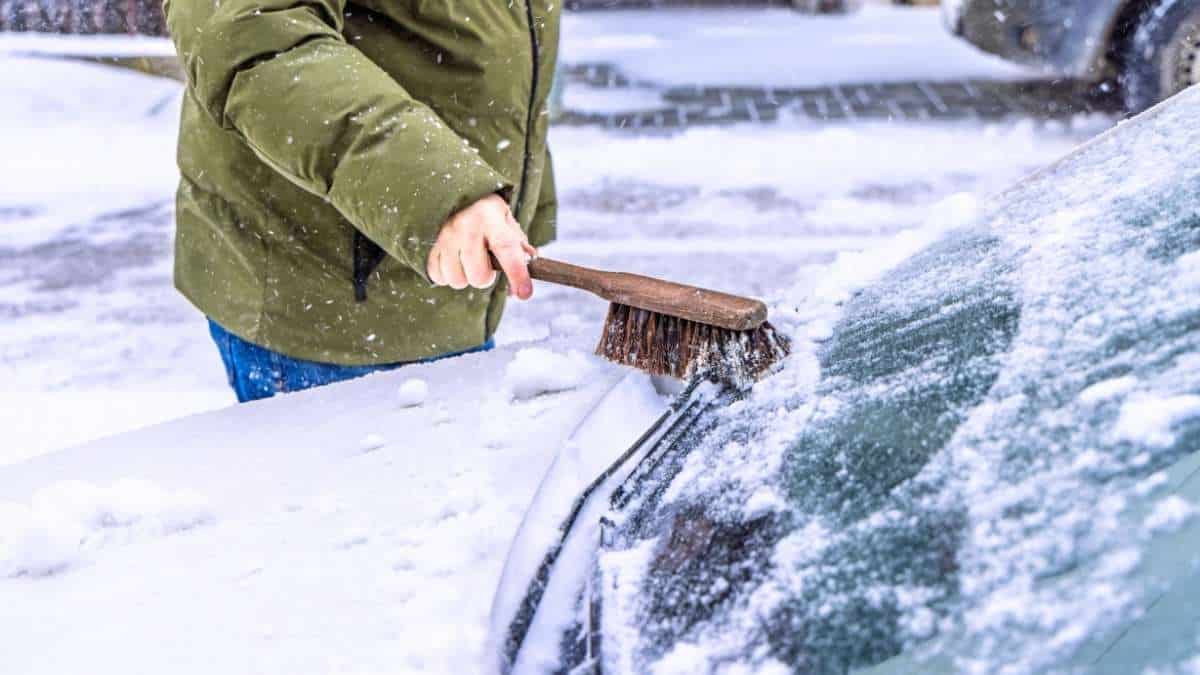 Your car's windshield: 3 quick tips to de-ice it in minutes this winter
