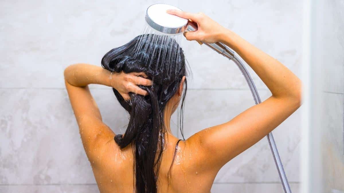 Lavage des cheveux matin ou soir: le choix qui change sébum, cuir chevelu et qualité du sommeil